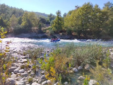 Koprulu Kanyonu 'ndaki Kopryuchay Nehri' nin akıntılarında rafting. Kopryuchay Nehri ve Manavgat Nehri Türkiye 'nin en popüler kirişleri