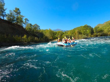 Koprulu Kanyonu 'ndaki Kopryuchay Nehri' nin akıntılarında rafting. Kopryuchay Nehri ve Manavgat Nehri Türkiye 'nin en popüler kirişleri