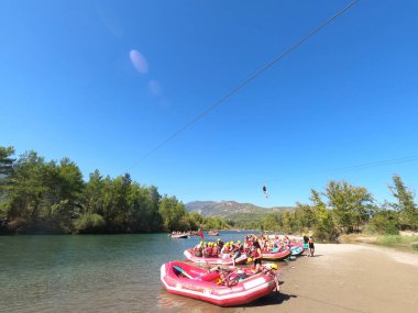 Koprulu Kanyonu 'ndaki Kopryuchay Nehri' nin akıntılarında rafting. Kopryuchay Nehri ve Manavgat Nehri Türkiye 'nin en popüler kirişleri