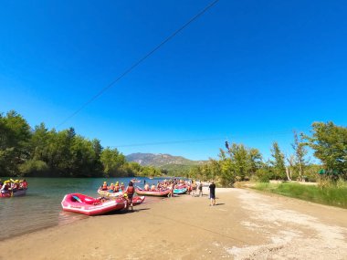 Koprulu Kanyonu 'ndaki Kopryuchay Nehri' nin akıntılarında rafting. Kopryuchay Nehri ve Manavgat Nehri Türkiye 'nin en popüler kirişleri