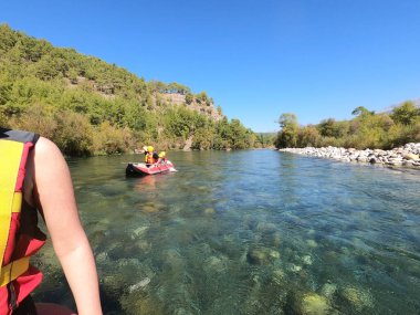 Koprulu Kanyonu 'ndaki Kopryuchay Nehri' nin akıntılarında rafting. Kopryuchay Nehri ve Manavgat Nehri Türkiye 'nin en popüler kirişleri