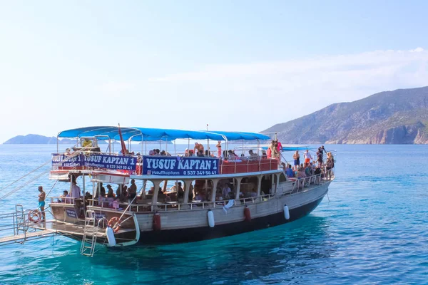 Antalya Turquía Octubre 2020 Gente Divierte Yate Orilla Acogedora Bahía — Foto de Stock