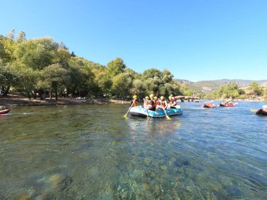 Koprulu Kanyonu 'ndaki Kopryuchay Nehri' nin akıntılarında rafting. Kopryuchay Nehri ve Manavgat Nehri Türkiye 'nin en popüler kirişleri