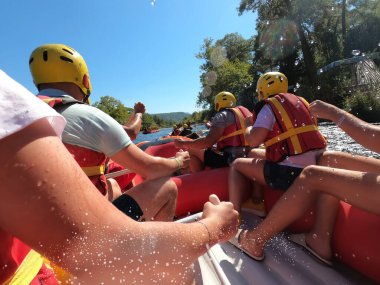 Koprulu Kanyonu 'ndaki Kopryuchay Nehri' nin akıntılarında rafting. Kopryuchay Nehri ve Manavgat Nehri Türkiye 'nin en popüler kirişleri