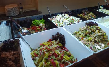 Türkiye 'de soyut otel veya Kemer' deki tatil beldesi dahil olmak üzere açık büfedeki raflarda yiyecek var.