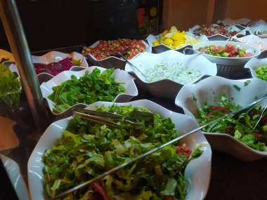 Türkiye 'de soyut otel veya Kemer' deki tatil beldesi dahil olmak üzere açık büfedeki raflarda yiyecek var.