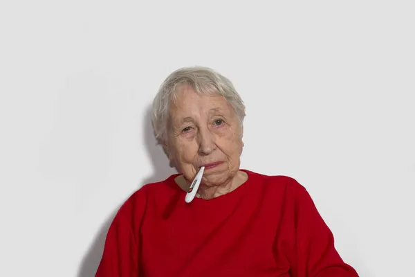 Smutna Starsza Kobieta Odizolowana Białym Tle Koncepcja Koronawirusa Trzyma Elektroniczny — Zdjęcie stockowe