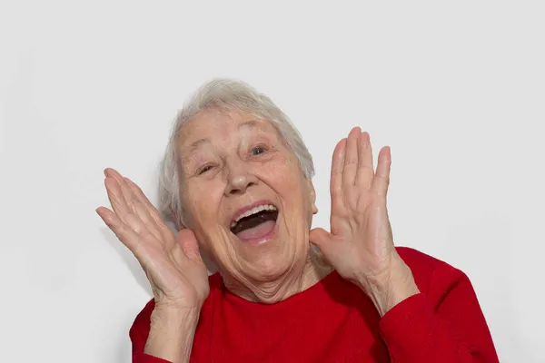 Retrato Uma Mulher Sênior Surpreso Sobre Fundo Estúdio Branco — Fotografia de Stock