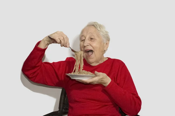 Mulher Sênior Feliz Comer Macarrão Espaguete Italiano Isolado Fundo Estúdio — Fotografia de Stock