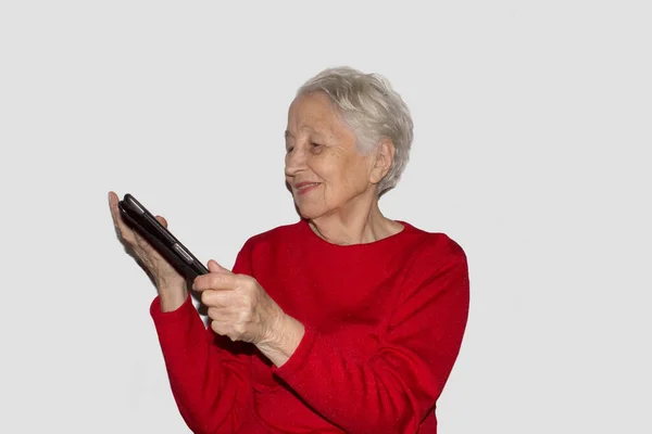 Lachende Oudere Vrouw Met Een Tablet Computer Geïsoleerd Witte Achtergrond — Stockfoto
