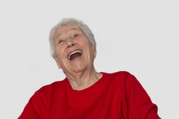 O retrato de uma mulher idosa alegre gesticulando vitória — Fotografia de Stock
