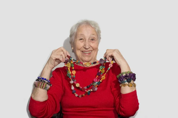 Senior vrouw en parel sieraden — Stockfoto