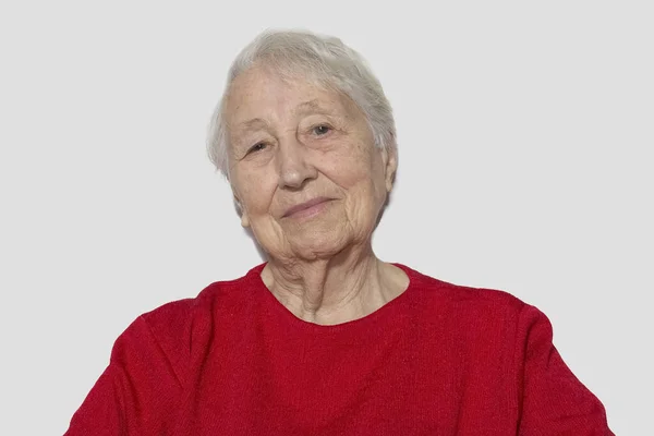 Retrato de una mujer mayor soñadora sentada con los ojos cerrados . — Foto de Stock