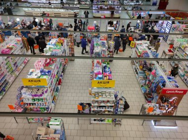 Kyiv, Ukrayna - 8 Aralık 2021: 8 Aralık 2021 'de Ukrayna' nın başkenti Kyiv 'deki süpermarket Varus' tan yukarıdan görüntü