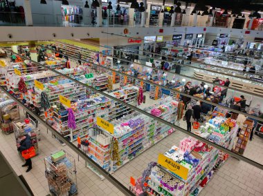 Kyiv, Ukrayna - 8 Aralık 2021: Ukrayna 'daki süpermarket Varus' un yukarıdan görüntüsü.