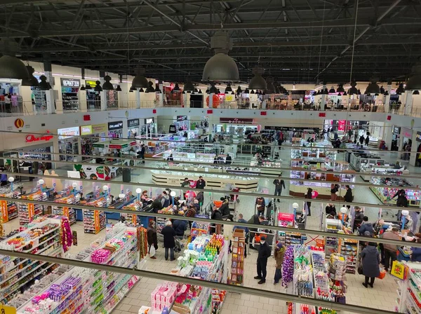 Kiev, Ucrânia - 8 de dezembro de 2021: Vista de cima no supermercado Varus na Ucrânia. — Fotografia de Stock