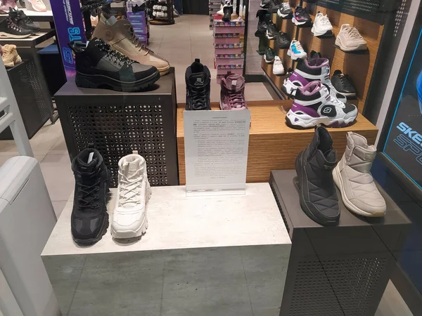 キエフ ウクライナ 2021年12月8日 ショッピングモールのショップでSkechersの靴 Skechersは1992年にCeoロバート グリーンバーグと彼の息子マイケルによって設立されたアメリカの靴会社です — ストック写真