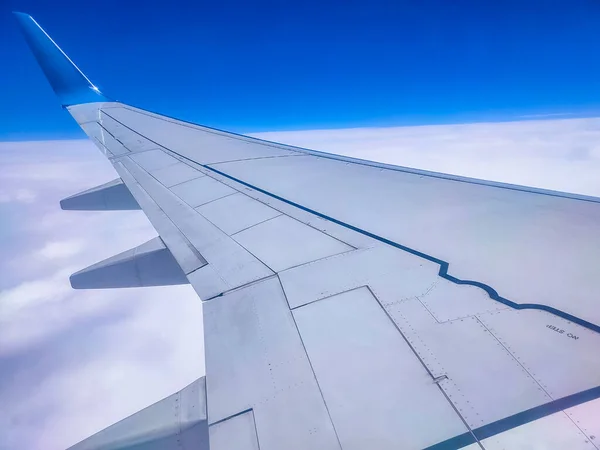 Vista Avião Céu Azul Nuvens Brancas Voando Avião Ala Avião — Fotografia de Stock