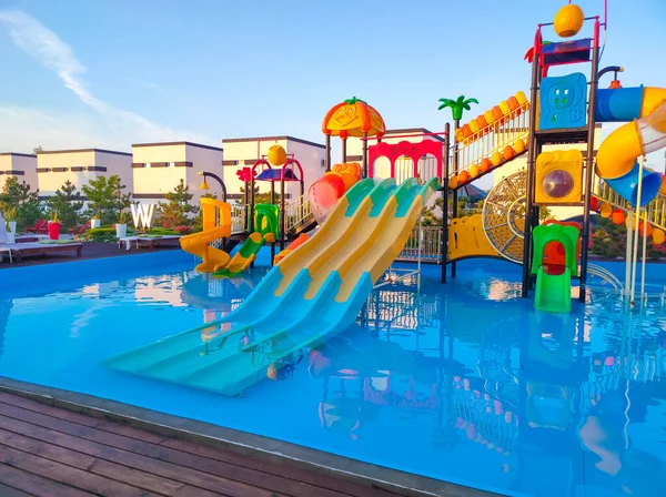 2021年8月22日 乌克兰科夫莱沃 黑海的怀特维拉酒店 内有游泳池和座位区 — 图库照片
