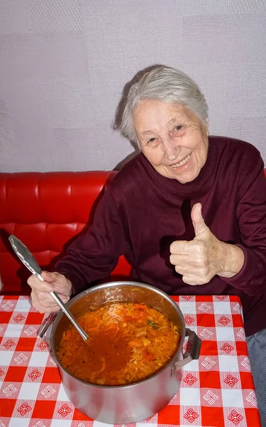在厨房做饭的老年妇女健康地给家人做饭 — 图库照片