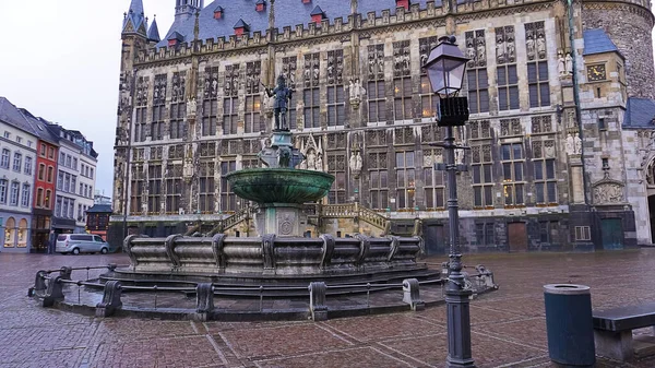 Aquisgrán, Alemania - El ayuntamiento histórico es un edificio prominente — Foto de Stock