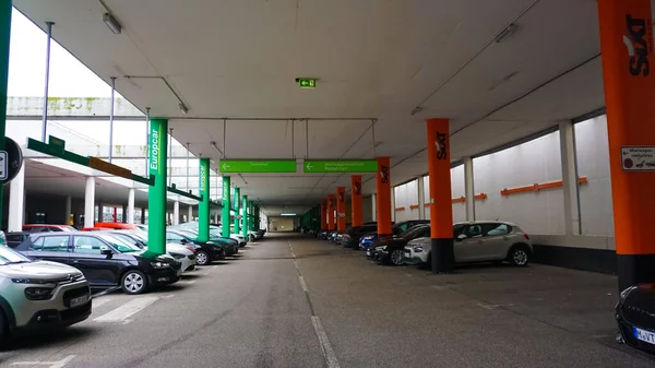 Dortmund, Allemagne - 28 Décembre 2021 : Le bureau de location de voitures Europcar à l'aéroport de Dortmund, Allemagne — Photo