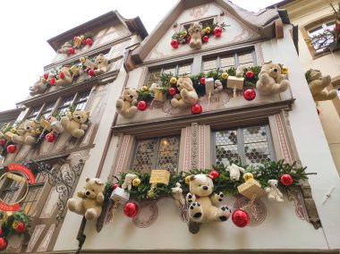 Strasbourg, Alsace, Fransa - 12 Aralık 2016: Geleneksel olarak Noel için oyuncak ve oyuncak ayılarla süslenmiş evler ve caddeler - Noel 'in başkenti Strasbourg' da