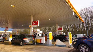Vianden, Lüksemburg - 30 Aralık 2021: 30 Aralık 2021 Lüksemburg 'daki SHELL yakıt ve benzin istasyonu