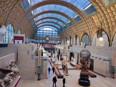 Paris, Fransa - 30 Aralık 2021: Orsay Müzesine giden insanlar. 1898 ve 1900 yılları arasında inşa edilmiş bir Beaux-Arts tren istasyonu olan eski Gare d 'Orsay' de yer almaktadır. Müze ağırlıklı olarak 1848 'den 1914' e kadar Fransız sanatını barındırıyor..