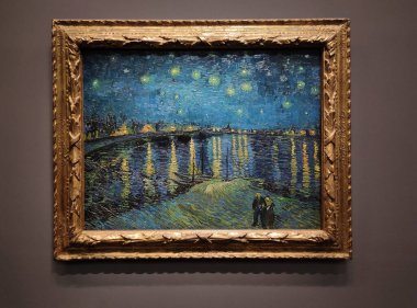 Paris, Fransa - 30 Aralık 2021: Paris, Fransa 'daki d' Orsay Müzesi 'nde Vincent van Gogh' un Rhone üzerinde Yıldızlı Gece Boyaması.