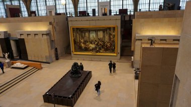 Paris, Fransa - 30 Aralık 2021: Orsay Müzesine giden insanlar. 1898 ve 1900 yılları arasında inşa edilmiş bir Beaux-Arts tren istasyonu olan eski Gare d 'Orsay' de yer almaktadır. Müze ağırlıklı olarak 1848 'den 1914' e kadar Fransız sanatını barındırıyor..
