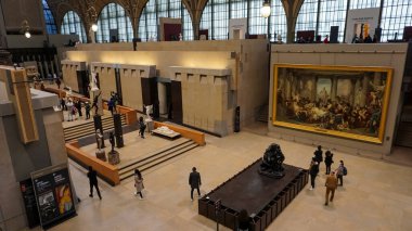 Paris, Fransa - 30 Aralık 2021: Orsay Müzesine giden insanlar. 1898 ve 1900 yılları arasında inşa edilmiş bir Beaux-Arts tren istasyonu olan eski Gare d 'Orsay' de yer almaktadır. Müze ağırlıklı olarak 1848 'den 1914' e kadar Fransız sanatını barındırıyor..