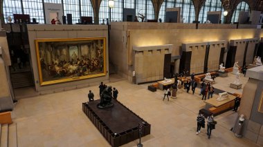 Paris, Fransa - 30 Aralık 2021: Orsay Müzesine giden insanlar. 1898 ve 1900 yılları arasında inşa edilmiş bir Beaux-Arts tren istasyonu olan eski Gare d 'Orsay' de yer almaktadır. Müze ağırlıklı olarak 1848 'den 1914' e kadar Fransız sanatını barındırıyor..