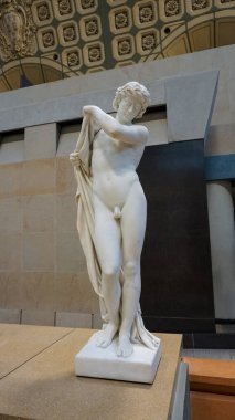 Paris, Fransa - 30 Aralık 2021 Orsay Müzesi 'nde heykel. 1898 ve 1900 yılları arasında inşa edilmiş bir Beaux-Arts tren istasyonu olan eski Gare d 'Orsay' de yer almaktadır. Müze ağırlıklı olarak 1848 'den 1914' e kadar Fransız sanatını barındırıyor..