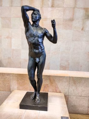 Paris, Fransa - 30 Aralık 2021 Orsay Müzesi 'nde heykel. 1898 ve 1900 yılları arasında inşa edilmiş bir Beaux-Arts tren istasyonu olan eski Gare d 'Orsay' de yer almaktadır. Müze ağırlıklı olarak 1848 'den 1914' e kadar Fransız sanatını barındırıyor..