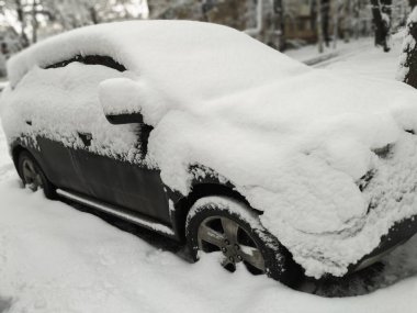 Soğuk kış sabahında arabada kar.