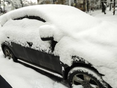 Soğuk kış sabahında arabada kar.