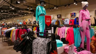 Baden-Baden, Almanya - 01 Ocak 2022: Baden-Baden 'deki New Yorker mağazası. New Yorker, Braunschweig merkezli uluslararası moda markası. Nisan 2011 itibarıyla şirketin 36 ülkede yaklaşık 857 şubesi vardı.