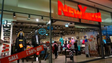 Baden-Baden, Almanya - 01 Ocak 2022: Baden-Baden 'deki New Yorker mağazası. New Yorker, Braunschweig merkezli uluslararası moda markası. Nisan 2011 itibarıyla şirketin 36 ülkede yaklaşık 857 şubesi vardı.