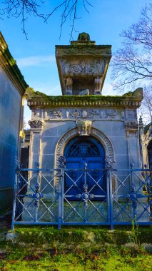 Paris, Fransa - 01 Ocak 2022: Pere Lachaise Mezarlığı 'ndaki mezarlar ve mahzenler, Bu mezarlık birçok ünlü insan için son dinlenme yeridir..