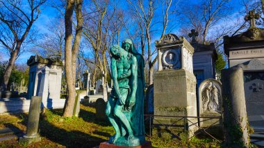 Paris, Fransa - 01 Ocak 2022: Pere Lachaise Mezarlığı 'ndaki mezarlar ve mahzenler, Bu mezarlık birçok ünlü insan için son dinlenme yeridir..