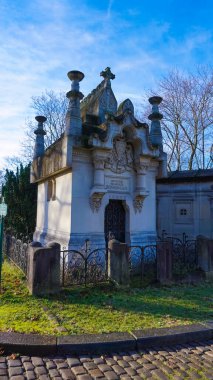 Paris, Fransa - 01 Ocak 2022: Pere Lachaise Mezarlığı 'ndaki mezarlar ve mahzenler, Bu mezarlık birçok ünlü insan için son dinlenme yeridir..