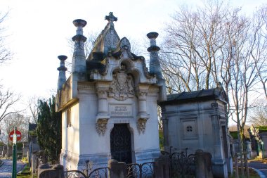 Paris, Fransa - 01 Ocak 2022: Pere Lachaise Mezarlığı 'ndaki mezarlar ve mahzenler, Bu mezarlık birçok ünlü insan için son dinlenme yeridir..
