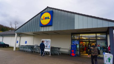 Baden-Baden, Almanya - 01 Ocak 2022: Almanya 'nın Baden-Baden kentindeki LIDL süpermarketine giden insanlar