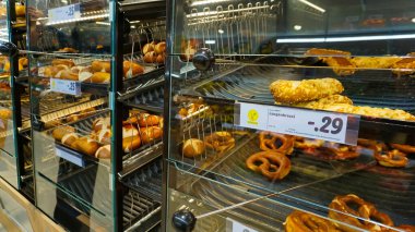 Baden-Baden, Almanya - 01 Ocak 2022: Almanya 'nın Baden-Baden kentindeki LIDL süpermarketindeki eşyalar