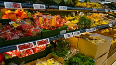 Baden-Baden, Almanya - 01 Ocak 2022: Almanya 'nın Baden-Baden kentindeki LIDL süpermarketindeki eşyalar