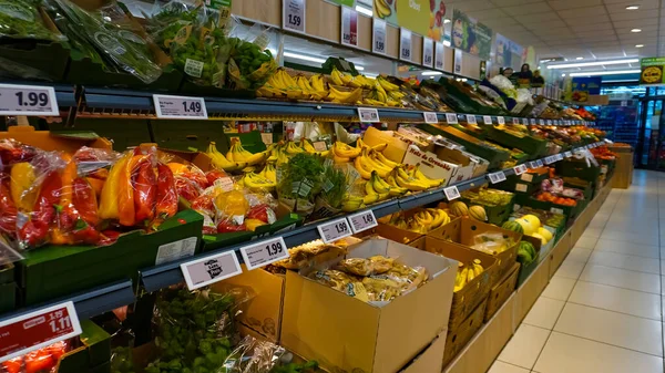 Baden-Baden, Almanya - 01 Ocak 2022: Almanya 'nın Baden-Baden kentindeki LIDL süpermarketindeki eşyalar
