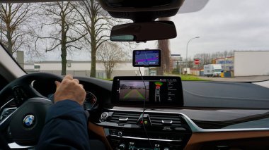 Dortmund, Almanya - 28 Aralık 2021: Dortmund, Almanya 'da lüks BMW 520d otomobilin iç mimarisi. Park yeri yardımı. Modern elektrikli araba enstrüman paneli.