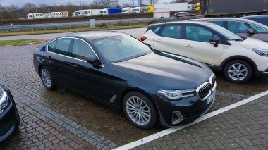 Dortmund, Almanya - 28 Aralık 2021: Lüks BMW 520d Dortmund, Almanya 'da 28 Aralık 2021