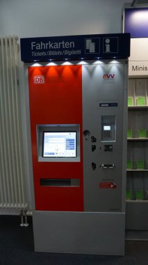 Aachen, Almanya - 3 Ocak 2022: Aachen, Almanya 'da Alman demiryolunun tren bileti otomatları - 03 Ocak 2022